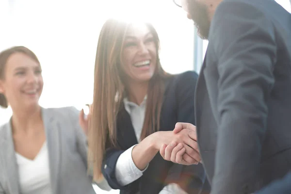 Aus nächster Nähe: lächelnde Geschäftsfrau beim Händeschütteln mit Partnern — Stockfoto