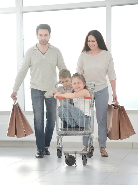 Rodinu jde nakupovat. — Stock fotografie