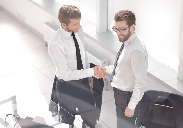 Välkommen handslag affärsmän på kontoret. — Stockfoto