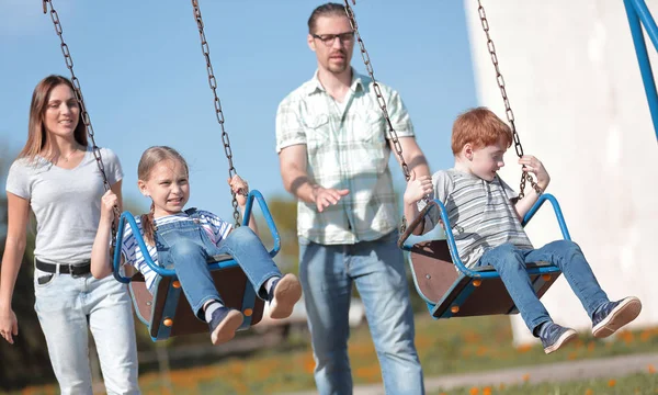 Moderne en gelukkige familie besteedt hun vrije tijd samen — Stockfoto