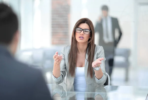 Manager che parla con un cliente in un ufficio moderno — Foto Stock