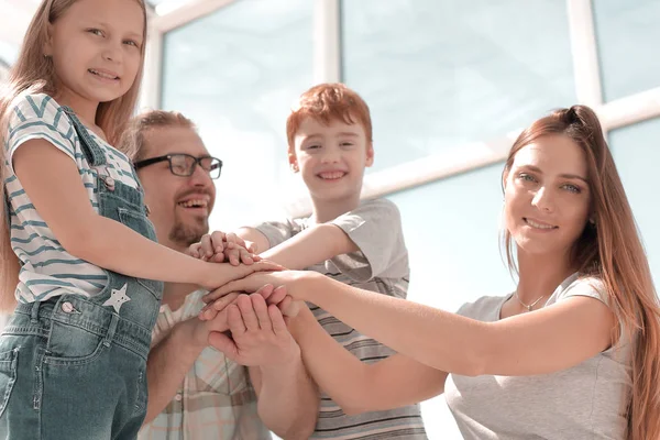 Nahaufnahme. Porträt einer freundlichen Familie — Stockfoto