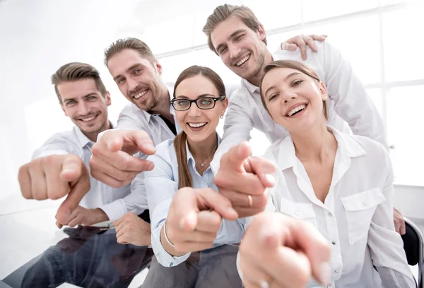 Close up. Sorridente team di lavoro che ti indica — Foto Stock