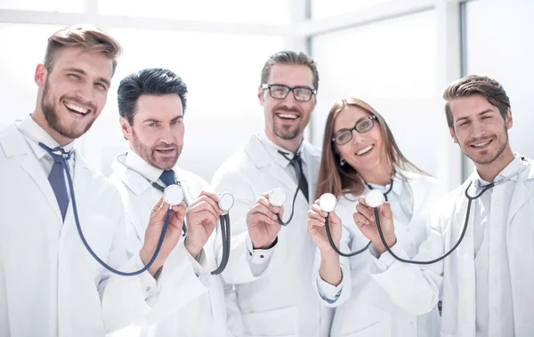 Groupe de médecins tiennent leurs stéthoscopes — Photo