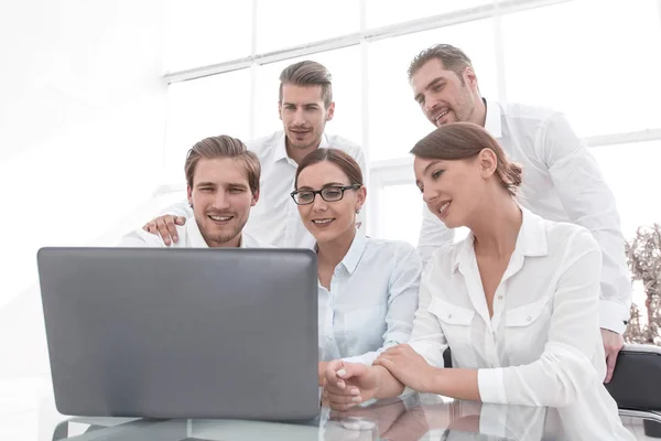 Equipo de negocios mira la pantalla del ordenador portátil —  Fotos de Stock