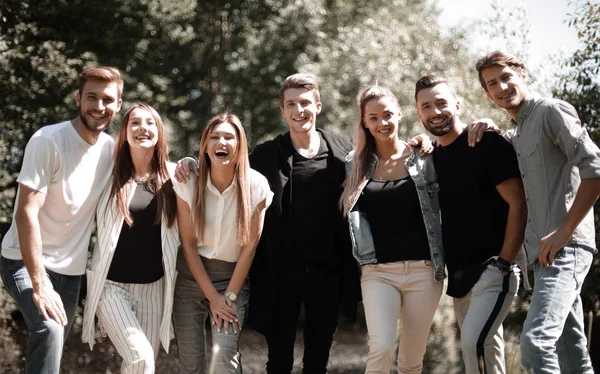 Grupo de amigos de pie en el parque de la ciudad . — Foto de Stock