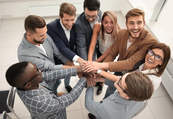 Nära up.young business-team vikta händerna tillsammans — Stockfoto