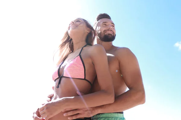 Imagem de casal feliz abraçando . — Fotografia de Stock