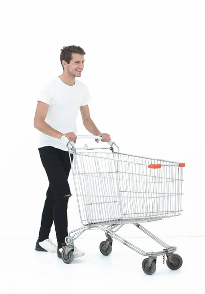 Uśmiechnięty mężczyzna popychając wózek na zakupy. — Zdjęcie stockowe