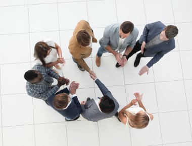 Üst düzey iş ekibi ve iş ortaklarının el sıkışması.