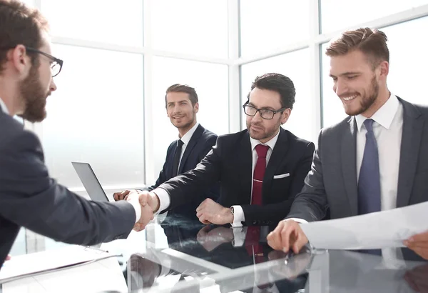 Apretón de manos de los empresarios en una reunión de trabajo —  Fotos de Stock