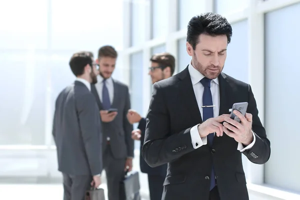Affärsman skriva SMS på smartphone — Stockfoto