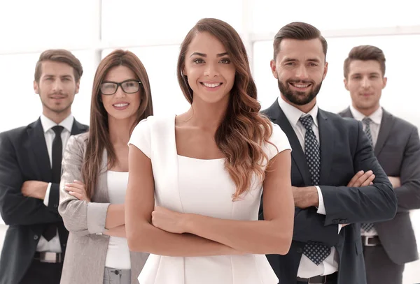 Joven mujer de negocios frente al equipo de negocios — Foto de Stock