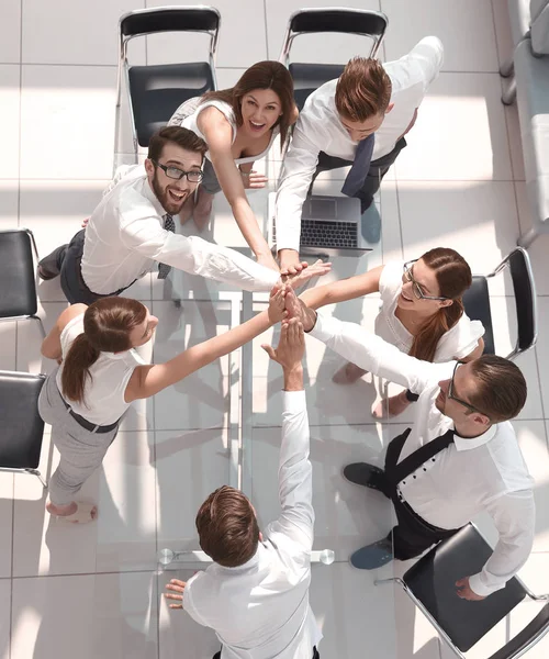 Top view.the empleados de la compañía se dan cinco altos — Foto de Stock