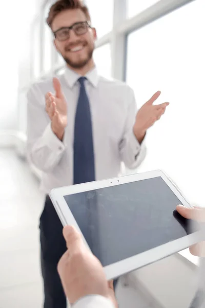Close up.businessman con tableta digital en fondo de oficina — Foto de Stock
