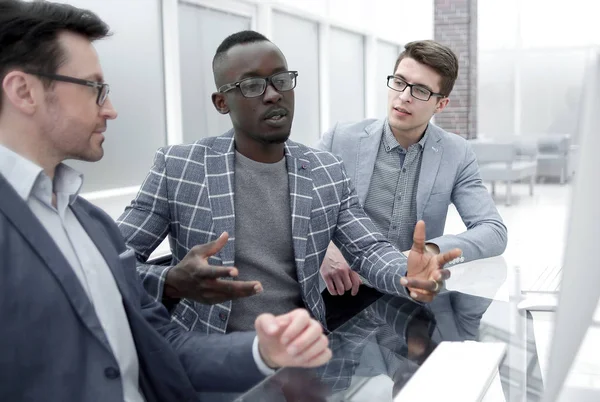 Gruppo di uomini d'affari vestiti con disinvoltura che discutono idee in ufficio — Foto Stock
