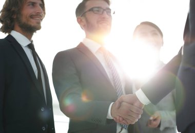 Yatırımcı ile el sıkışan iş lider