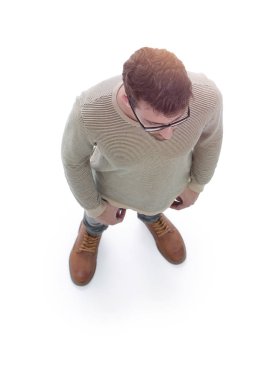 Yukarıdan görüntüleyin. dört gözle ciddi genç adam