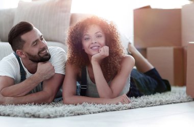 yeni bir eve taşıdıktan kavramı. Mutlu çift yerde yatarken