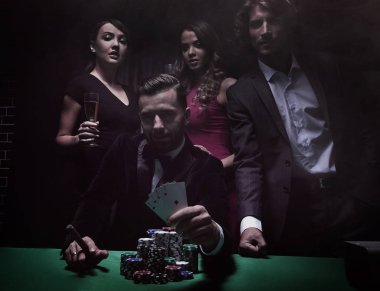 Puro sigara ve casino oynamak zengin yakışıklı adam