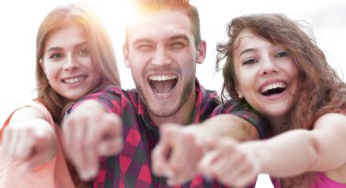 gençlerin eller ileri gösterilen üç mutlu portre