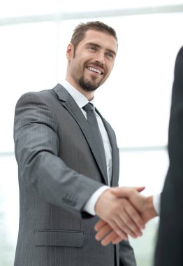 tatlı .businessman bir el sıkışma için elini tutar.