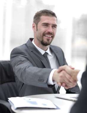 portre .handshake iş ortakları masanın üstünde