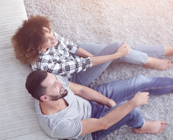 Newlywed para siedzi na dywanie w nowy salon — Zdjęcie stockowe