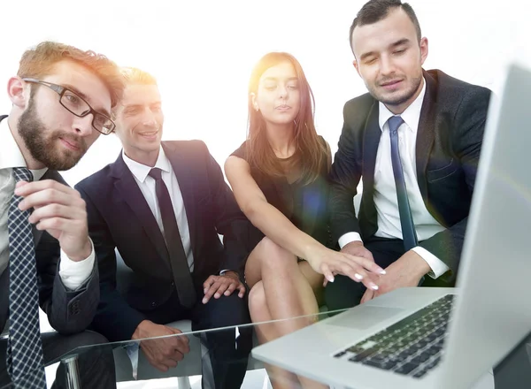 Equipo closeup.business trabajando en el ordenador portátil . — Foto de Stock