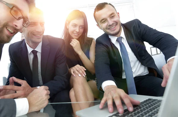 Equipo closeup.business mirando a la computadora portátil — Foto de Stock