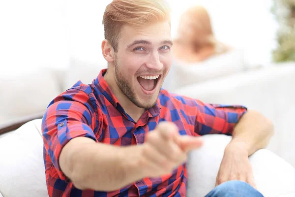 Detailní záběr šťastný mladý muž ukazuje vpřed, — Stock fotografie