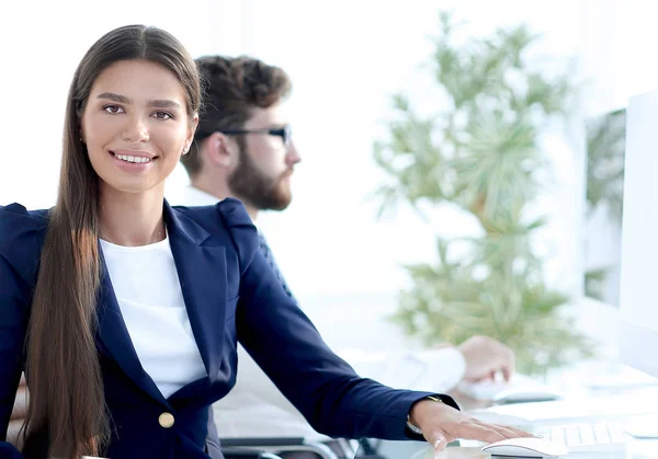 机に座っている若いビジネス女性 — ストック写真