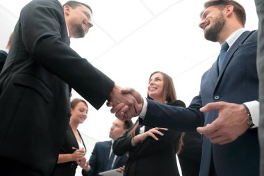 İş konsepti. İş ortaklarının el sıkışması ve hoş geldiniz.