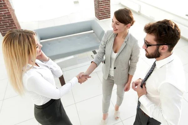 Vista dalla top.handshake di partner commerciali al momento della riunione nella hall dell'ufficio . — Foto Stock