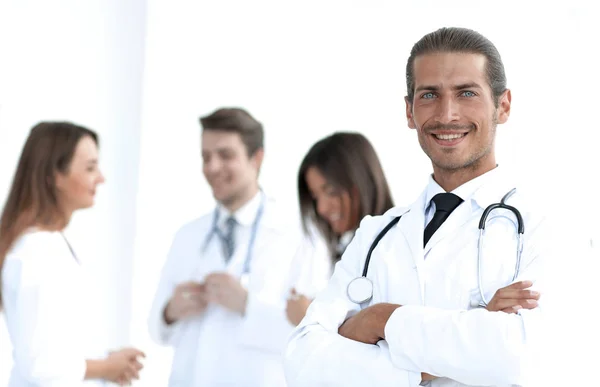 Terapeuta médico sonriente sobre fondo borroso . — Foto de Stock