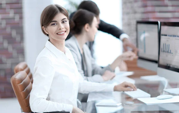 Ung anställd sitter vid ett skrivbord — Stockfoto