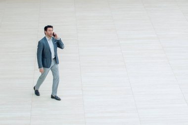 çok away.businessman bir smartphone ile ileri hareket ediyor