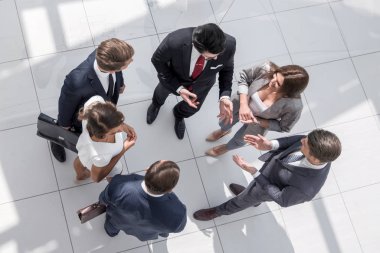 üstten görünüm. çalışanların geçerli görevleri tartışıyor