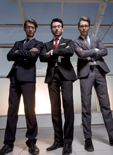 En pleno crecimiento.tres empresarios confiados miran hacia adelante — Foto de Stock