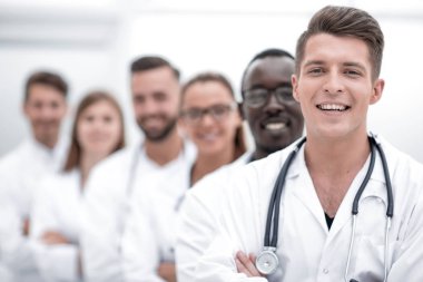 Gülümseyen profesyonel doktorlar bir arada.