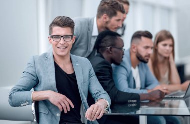 Çok ırklı yaratıcı gençlerin modern ofis
