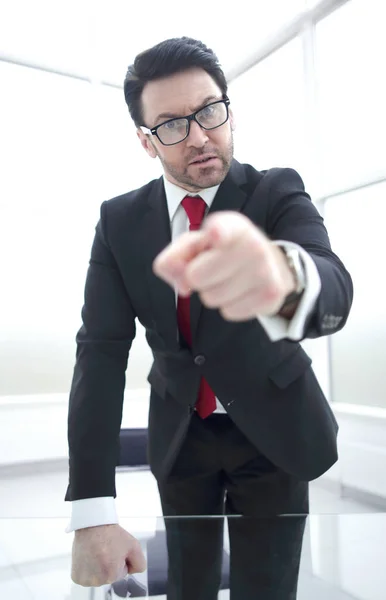 Szigorú üzletember ujjal mutogat rád, miközben az irodájában áll. — Stock Fotó