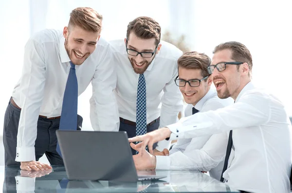 Equipo de negocios sonriente mirando a la pantalla del ordenador portátil — Foto de Stock