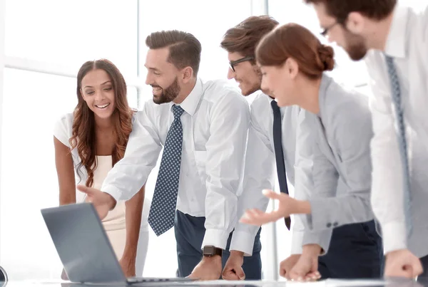 Wirtschaftsteam diskutiert Online-Informationen — Stockfoto