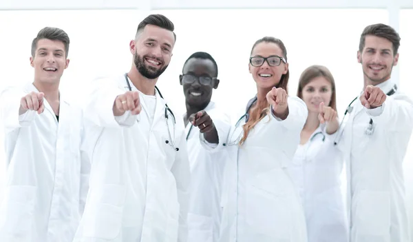 Equipo de médicos mostrando el dedo en la cámara — Foto de Stock