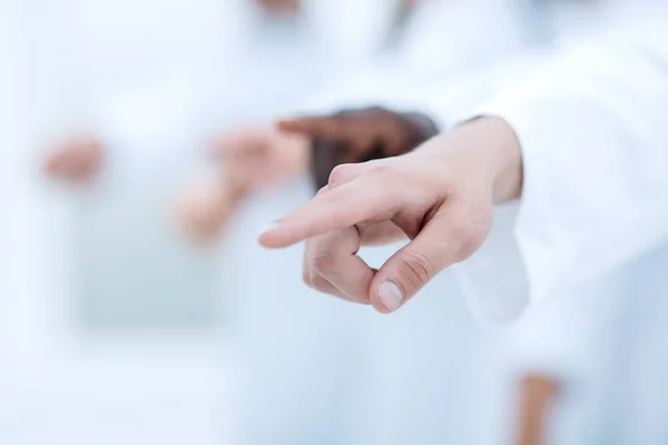 Команда лікарів, що показує палець у камері — стокове фото