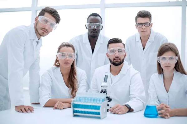 Grupa naukowców z Suknie w laboratorium — Zdjęcie stockowe