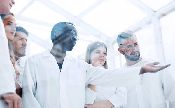 Químicos trabalhando em trajes de proteção no laboratório — Fotografia de Stock