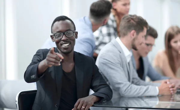 Retrato do homem que frequenta a reunião de trabalho — Fotografia de Stock