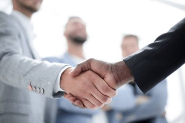 İş karşılıklı. El ofiste iki işadamı